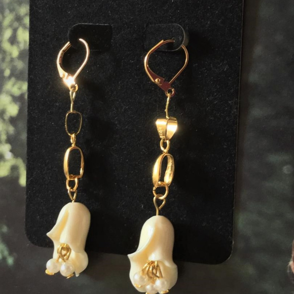 18K Gold Plated Ivory Rose Earrings with pearls - Picture 2 of 3